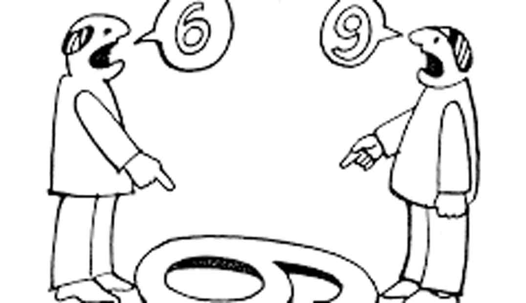 Dibujo en blanco y negro de dos personajes discutiendo sobre si el número caído en el suelo es un 6 o un 9