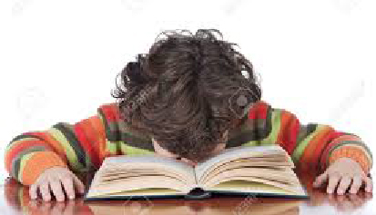 muchacho cansado de estudiar, con la cabeza en el libro