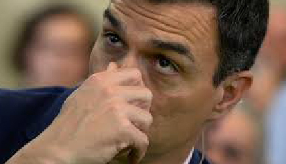 Pedro Sánchez, del PSOE, tocándose la nariz