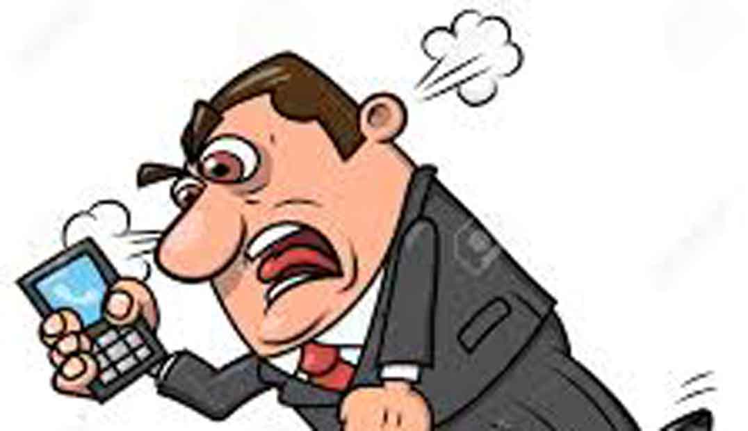 Caricatura dibujo de hombre enfadado mientras habla por teléfono. Le sale humo de las orejas
