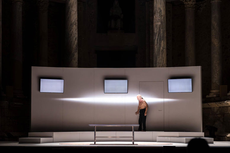 Análisis de la obra de teatro "Memorias de Adriano" representada en el Festival de Teatro de Mérida 2025. El monólogo y la puesta en escena.