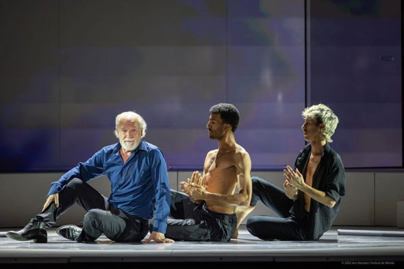 Análisis de la obra de teatro "Memorias de Adriano" representada en el Festival de Teatro de Mérida 2025. El monólogo y la puesta en escena.